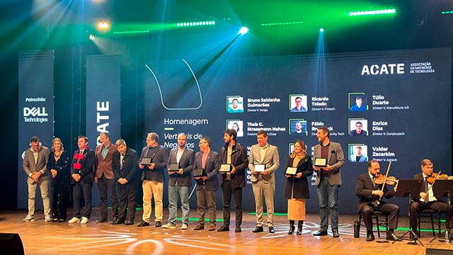 Membros de empresa de tecnologia em cerimônia de reconhecimento na ACATE